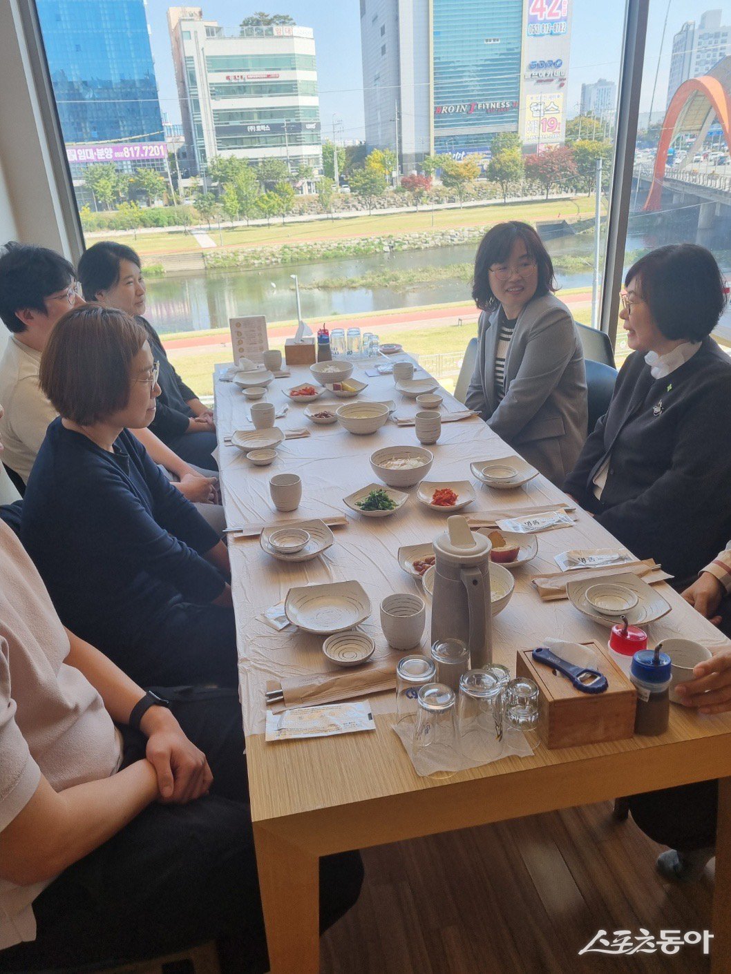 윤희란 경산시 부시장(오른쪽)이 ‘우리아이 보듬병원’ 관계자들과 소통하고 있다./사진=경산시