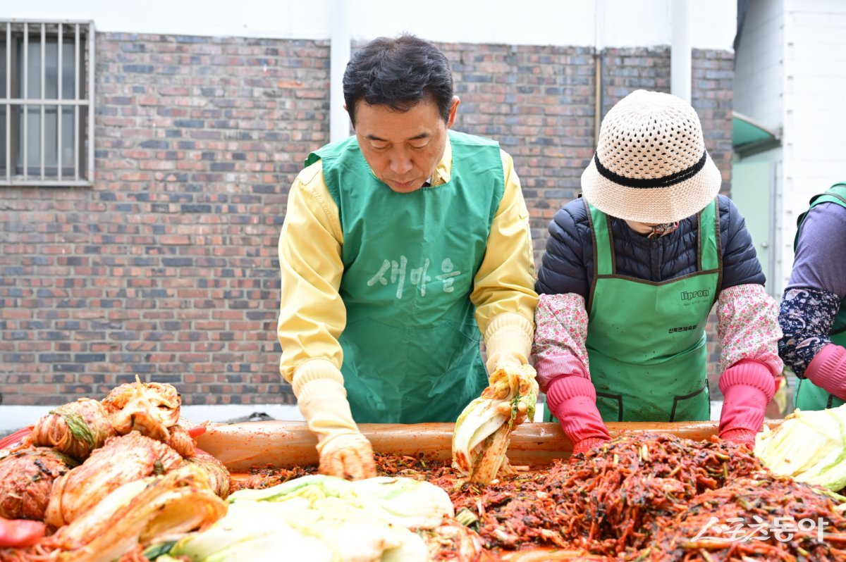 백영현 시장(윈쪽)이 직접  신북면 새마을회와 같이 김장을 담고 있다. 사진제공ㅣ포천시