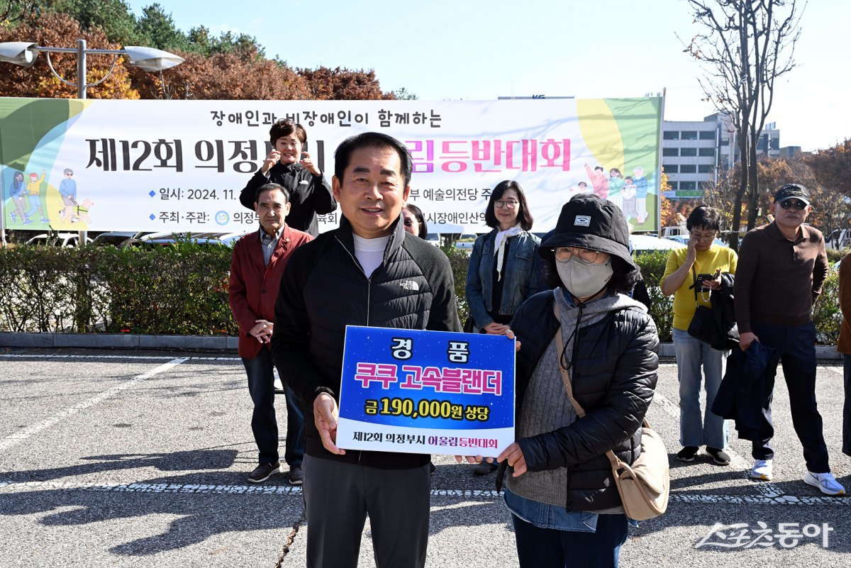 김연균 의장(윈쪽)이 경품권을 들고 사진촬영하고 있다.  사진제공ㅣ의정부시