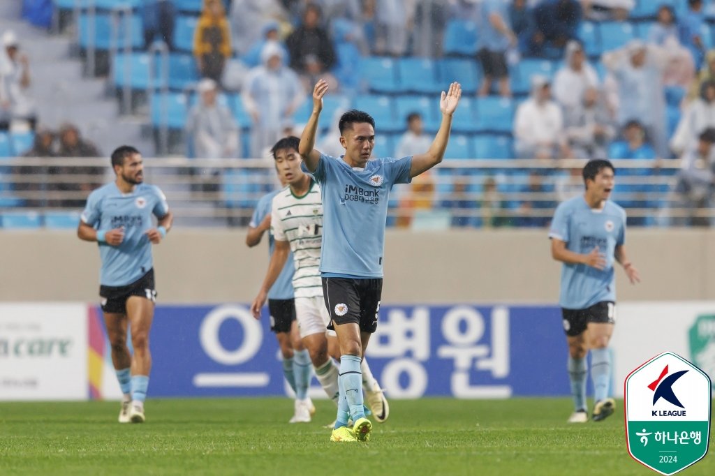 대구 요시노(가운데)는 K리그 입성 첫해 리그 최고 살림꾼으로 인정받았다. 올 시즌 그의 목표는 단연 대구의 K리그1 잔류다. 사진제공｜한국프로축구연맹