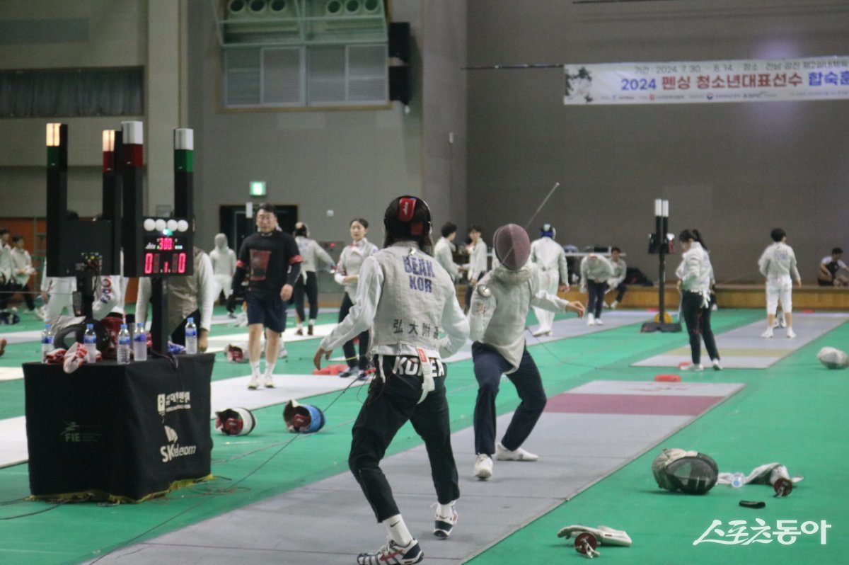 강진제2실내체육관에서 ‘2024년 하계 전지훈련’을 하고 있는 펜싱 청소년 국가대표 선수들. 사진제공=강진군