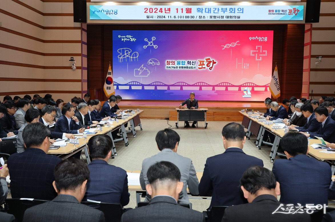 이강덕 포항시장이 6일, 확대간부회의에서 서유럽 방문 성과를 설명하고 있다./사진=포항시