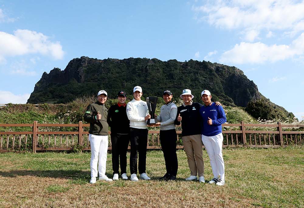 성산일출봉에서 6일 진행된 포토콜에 참여한 전가람, 김민규, 장유빈, 이동민, 함정우, 최승빈(왼쪽부터). 사진제공 | KPGA