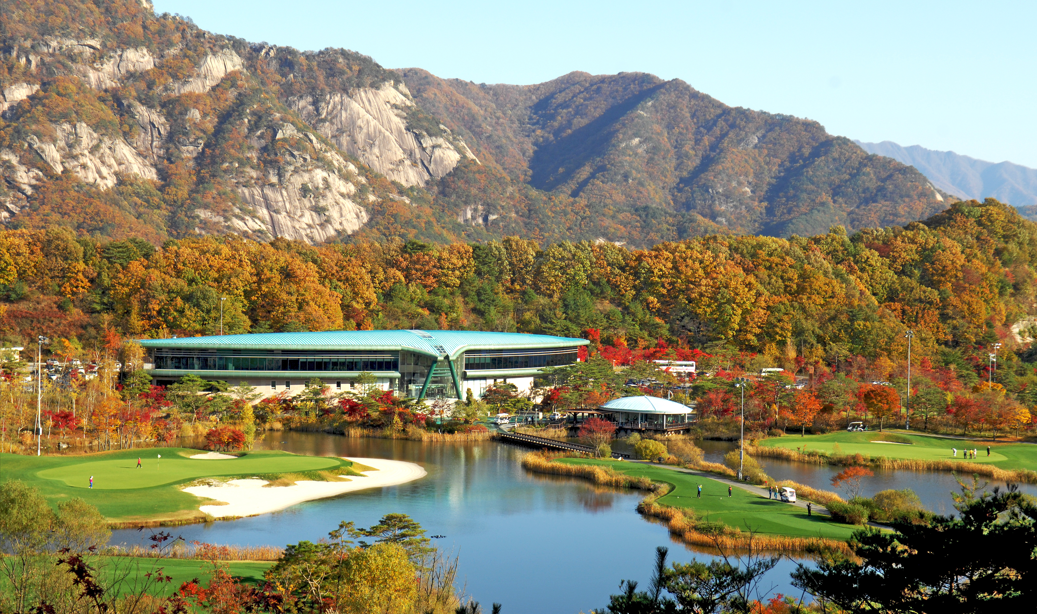 경기도 포천시 명성산 자락에 자리잡은 몽베르CC는 형형색색의 단풍나무와 골프 코스, 호수가 한데 어우러져 한폭의 동양화를 연상하게 한다. 사진 왼쪽이 에떼 코스의 9번 홀 크린, 가운데가 1번홀이다. 사진제공 ｜ 몽베르CC