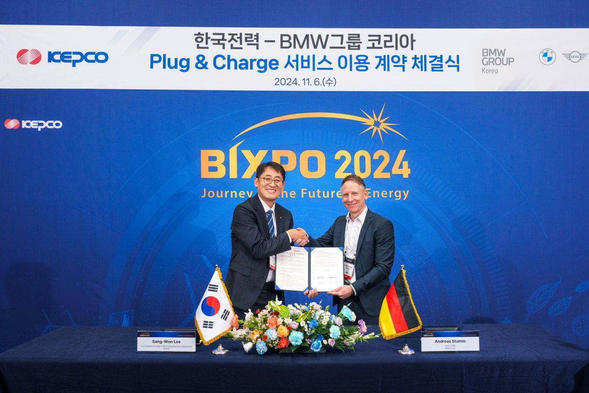 안드레아스 스툼 BMW 그룹 R&D 센터 코리아 총괄(오른쪽)과 이상원 한국전력 에너지신사업처장(왼쪽)이 PnC 충전 서비스 이용 계약 체결식에서 기념촬영을 하고 있다. 사진제공 ｜BMW 그룹 코리아