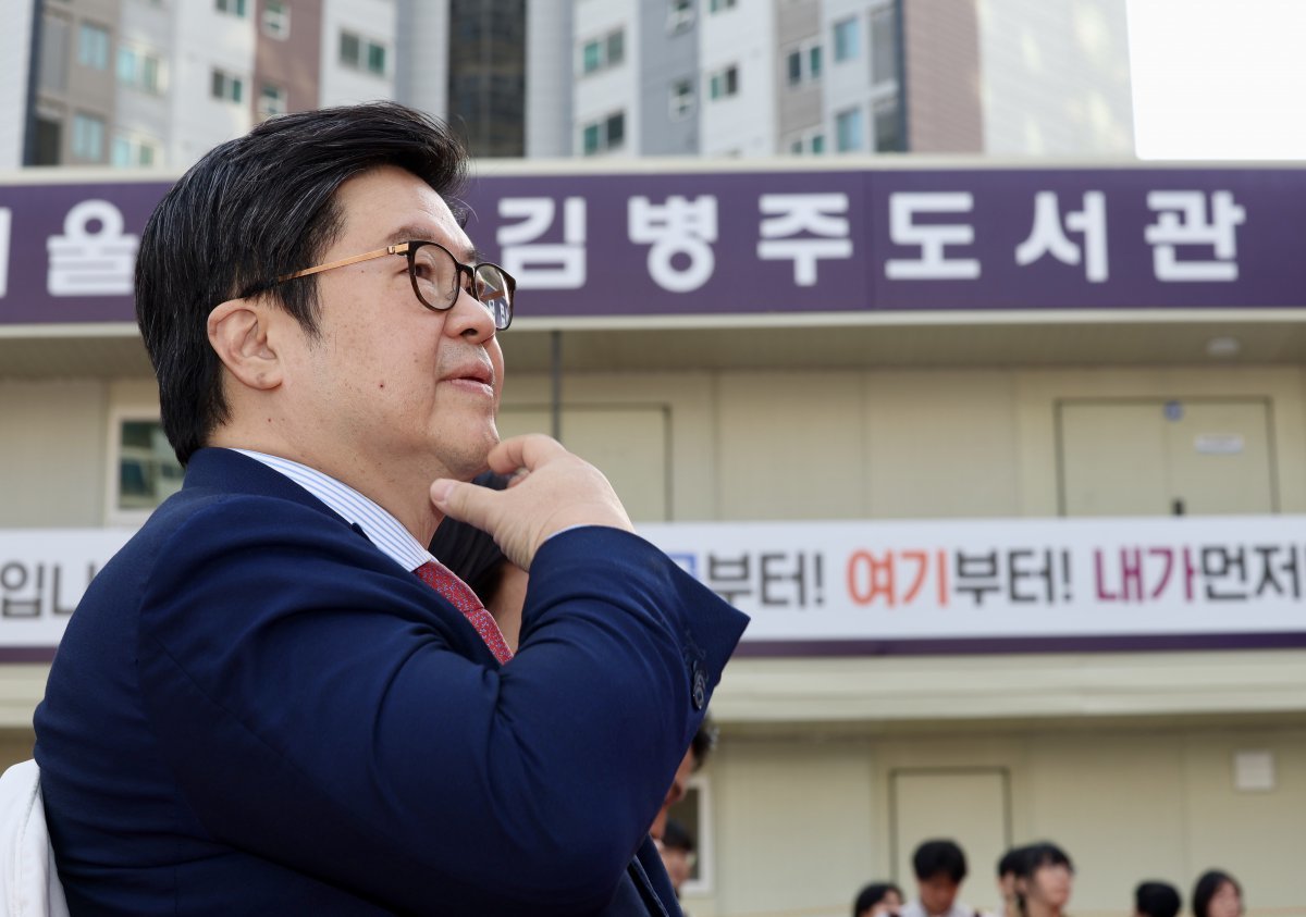 4일 오후 서울 서대문구 북가좌동 일원에서 열린 ‘서울시립 김병주도서관 착공식’에 참석한 김병주 MBK파트너스 회장.   뉴시스