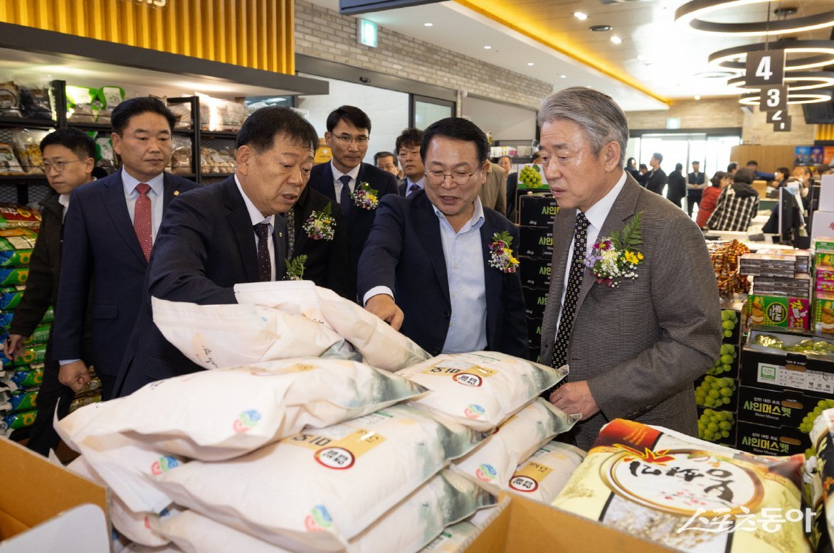 정헌율 익산시장이 7일 김경진 익산시의회 의장, 강호동 농협중앙회장를 비롯한 농협 관계자들과 금마농협 로컬푸드복합문화센터를 둘러보고 있다. 사진제공=익산시