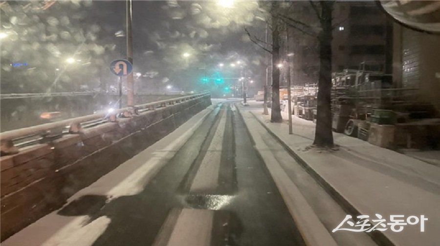 미추홀구 문학지하차도 측도 자동제설장치(도로열선시스템). 사진제공｜인천시청