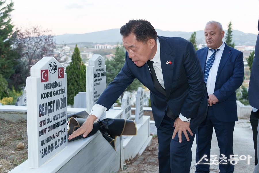 이재준 시장이 한국전 참전용사 묘소를 참배하고 있다. 사진제공｜수원시청