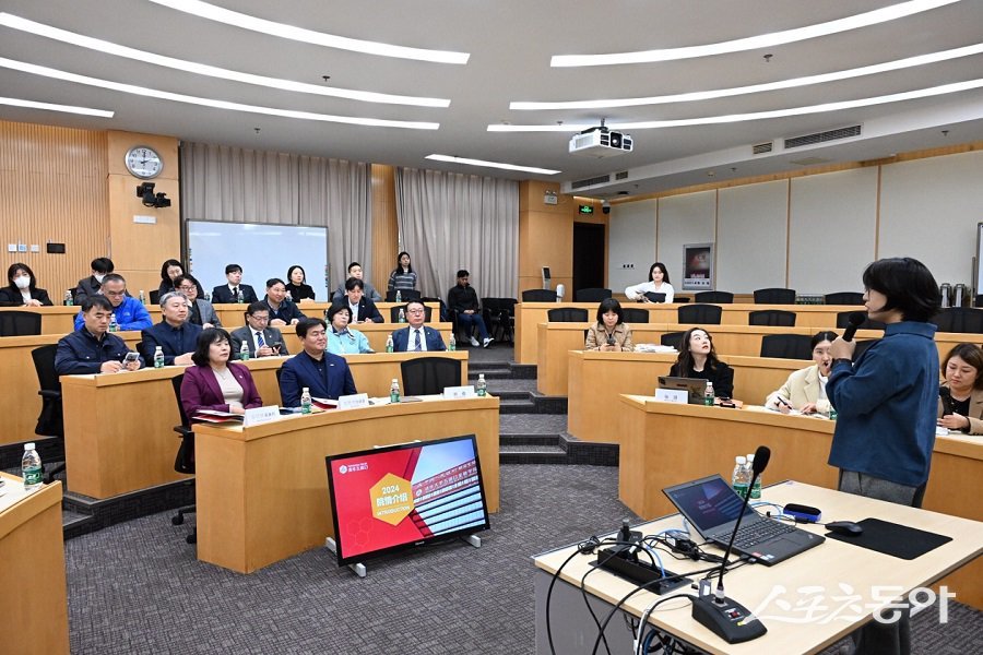 칭화대를 찾은 시흥시 대표단이 칭화대 구첸 교수의 발언을 경청하고 있다. 사진제공｜시흥시청