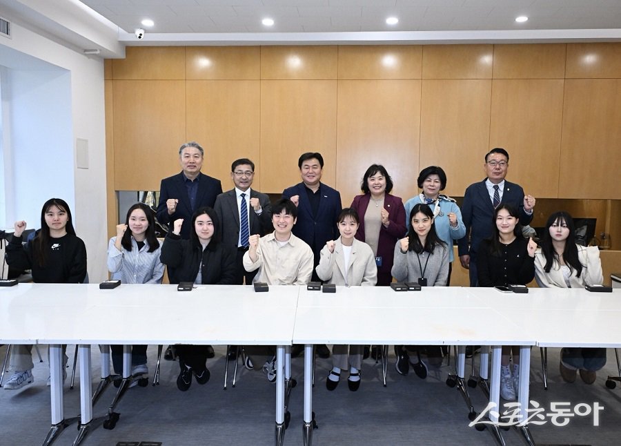 칭화대 내 한국유학생연합회와 시흥시 대표단의 기념촬영 모습. 사진제공｜시흥시청