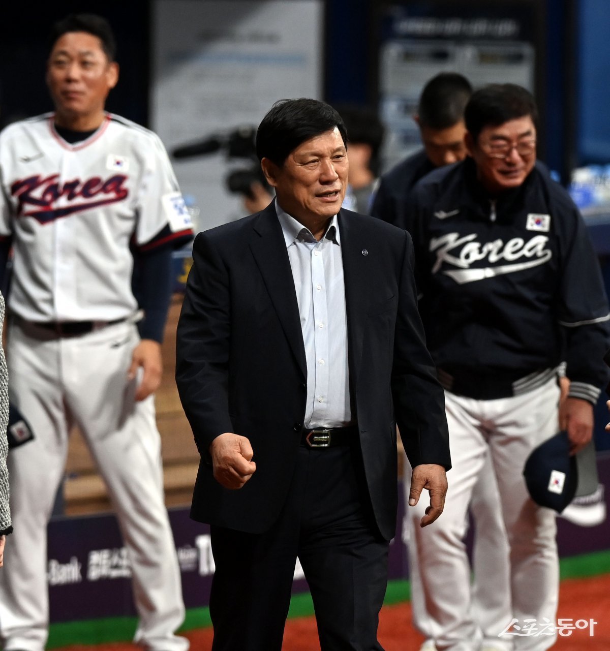 2024 세계야구소프트볼협회(WBSC) 프리미어12에 출전하는 한국 야구대표팀이 6일 서울 고척스카이돔에서 상무 야구단과 평가전 경기를 가졌다. KBO 허구연 총재가 경기 후 야구대표팀을 격려하고 있다.

				고척 ｜ 김민성 기자 marineboy@donga.com