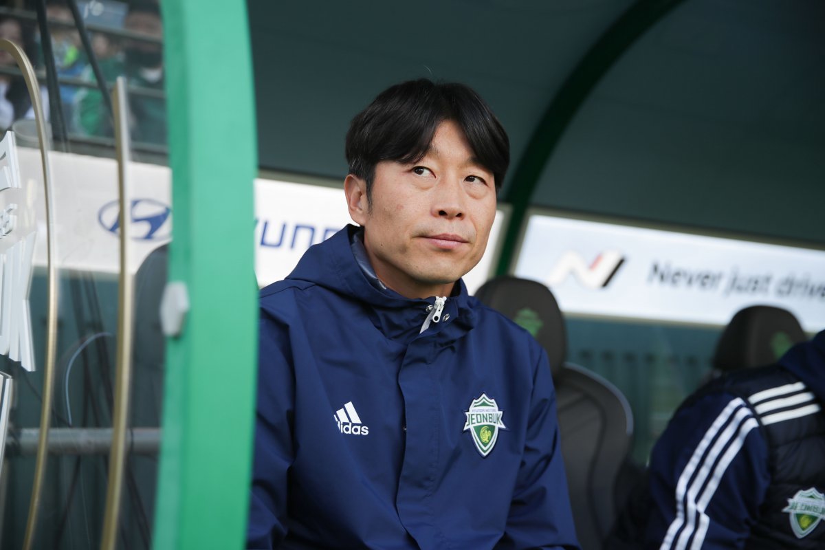 김두현 전북 감독이 10일 전주월드컵경기장에서 열린 대구와 K리그1 37라운드 홈경기를 지켜보고 있다. 전북은 파이널B 첫 승에도 불구, 승강PO로 향하게 됐다. 사진제공|한국프로축구연맹