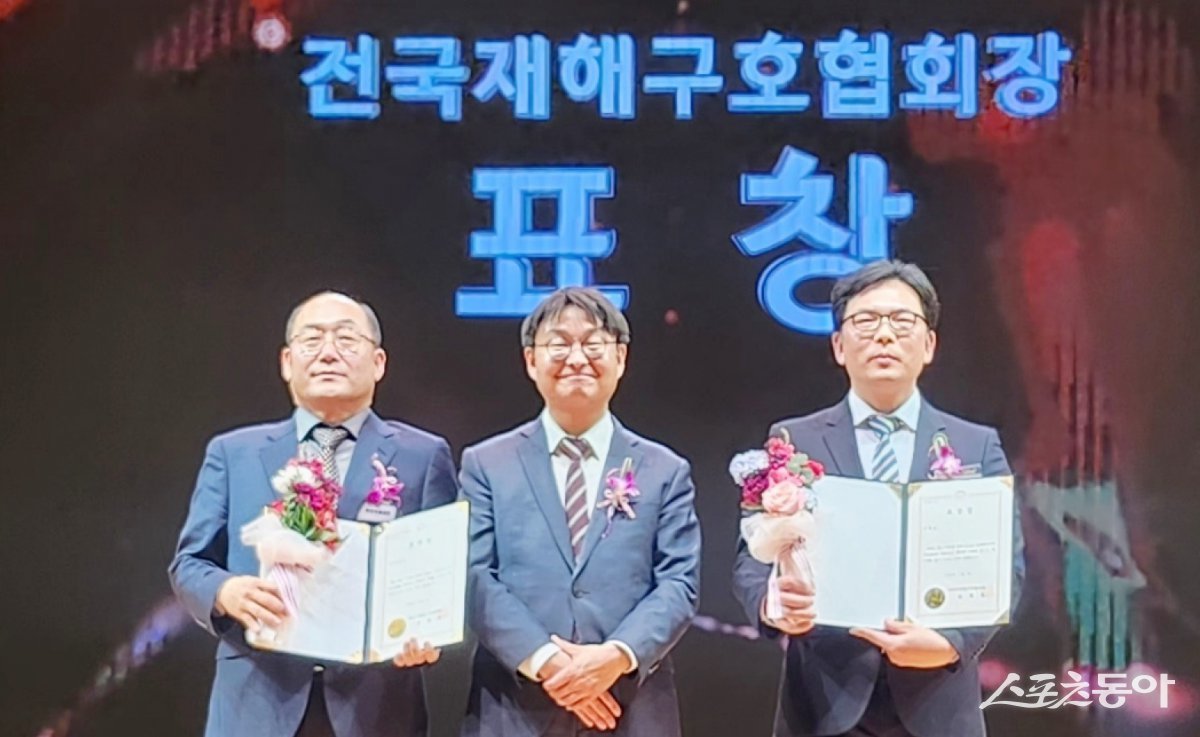 부산시설공단이 지난 7일 오전 KBS 신관 웨딩홀에서 개최된 ‘2024년 제13회 대한민국 나눔국민대상’ 기념식에서 인적분야 전국재해구호협회장 표창을 수상한 가운데 관계자들이 기념촬영을 하고 있다. (사진제공=부산시설공단)