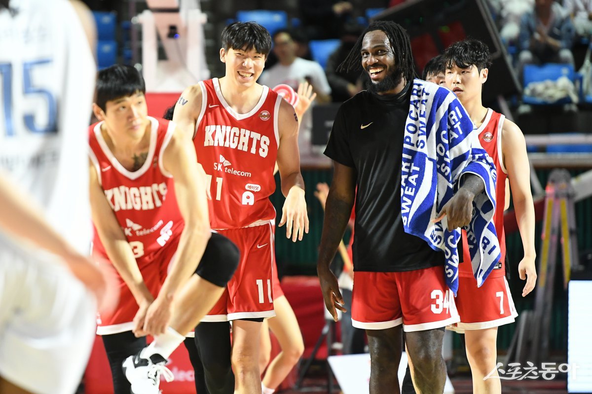 공동 1위로 1라운드를 마친 SK 선수들. 사진제공｜KBL