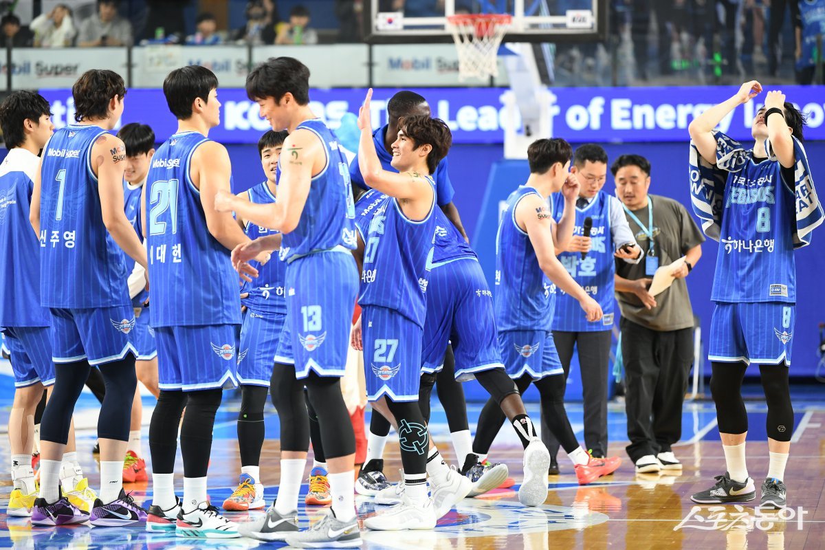 1라운드를 공동 1위로 마친 가스공사 선수들. 사진제공｜KBL