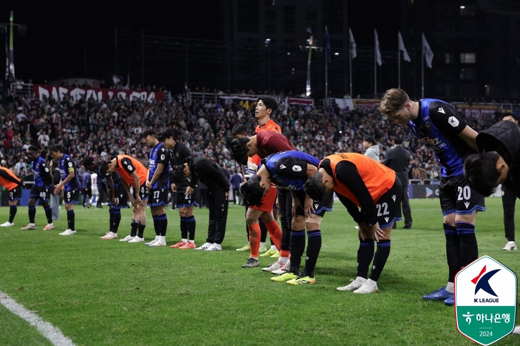 인천 선수들이 10일 인천축구전용경기장에서 벌어진 대전하나와 ‘하나은행 K리그1 2024’ 37라운드 홈경기에서 1-2로 패한 뒤 팬들에게 인사를 하고 있다. 이날 패배로 인천은 2003년 창단 후 처음으로 K리그2로 강등됐다. 사진제공|한국프로축구연맹