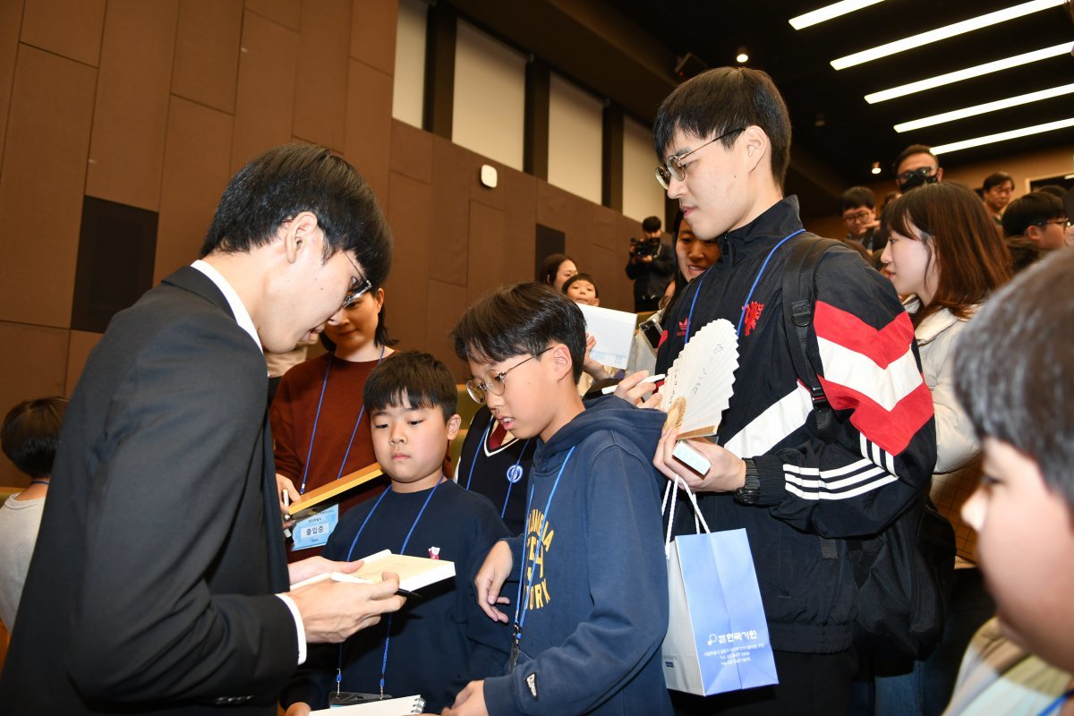 팬들에게  둘러싸인 신진서 9단.