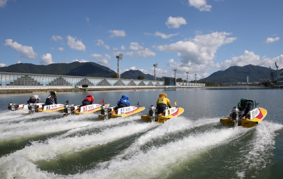 미사리경정장에서 선수들이 힘차게 물살을 가르며 계류장을 벗어나고 있다                 사진제공｜국민체육진흥공단