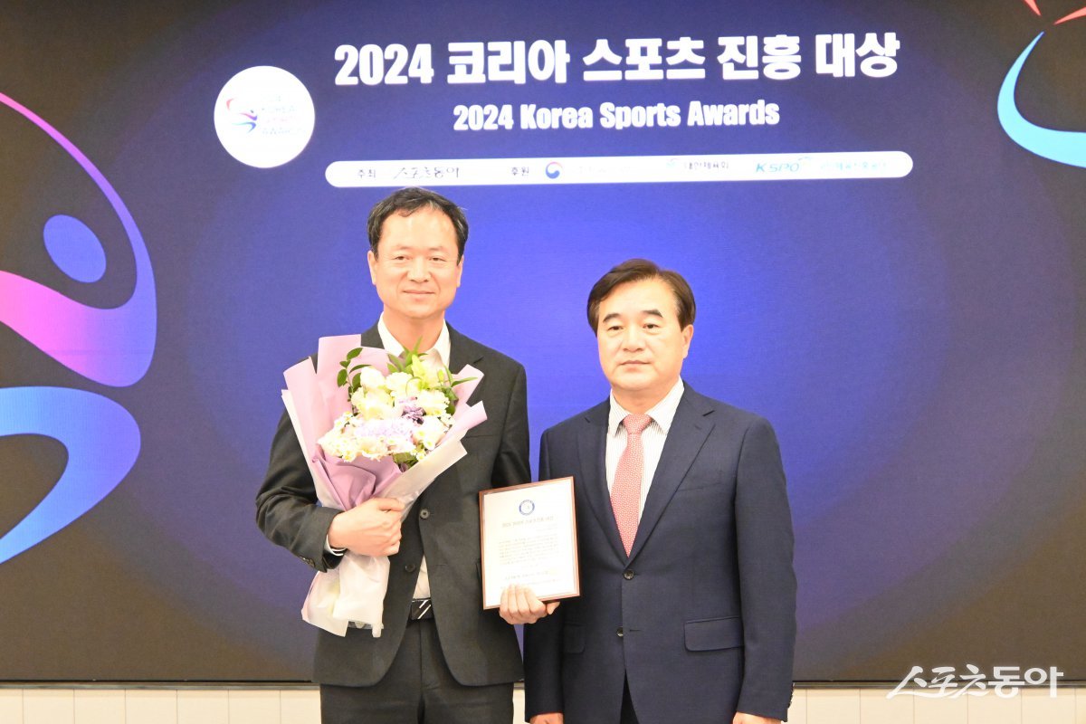 해남군이 13일 오후 서울 종로구 동아미디어센터에서 열린 ‘2024 코리아 스포츠진흥 대상’ 시상식에서 스포츠행정분야 리더부문 대상을 수상했다. 사진제공=양은주 기자