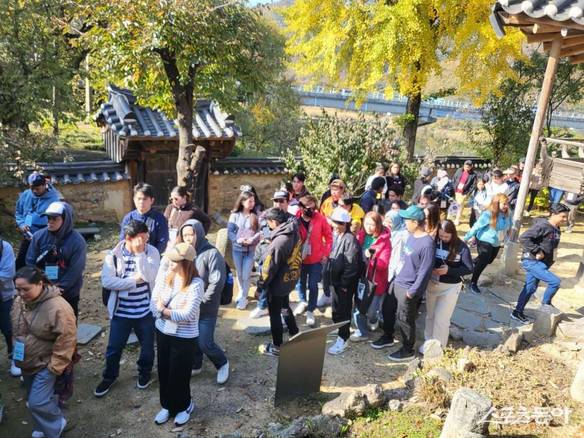 청도군 외국인 계절근로자들이 청도 9경 등 문화탐방 행사를 갖고 있다./사진=청도군