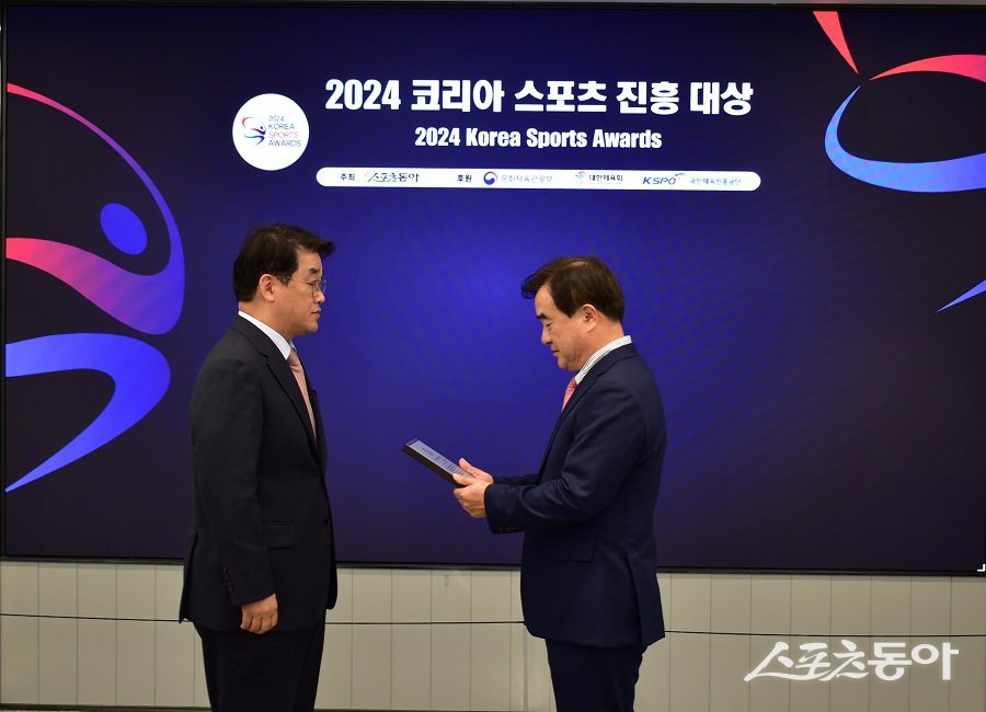 배준영 국회의원(인천 중구강화옹진)은 13일 열린 ‘2024 코리아 스포츠진흥 대상’ 시상식에서 의정활동 리더 부문 대상을 수상하며 육지와 떨어진 옹진군에 다양한 체육시설을 확충한 스포츠 발전에 기여한 공로를 인정받았다. 사진｜장관섭 기자