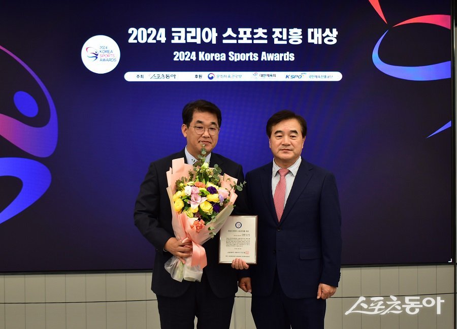 배준영 국회의원(인천 중구강화옹진)은 13일 열린 ‘2024 코리아 스포츠진흥 대상’ 시상식에서 의정활동 리더 부문 대상을 수상하며 육지와 떨어진 옹진군에 다양한 체육시설을 확충한 스포츠 발전에 기여한 공로를 인정받았다. 사진｜장관섭 기자