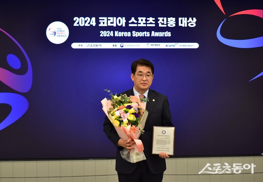 배준영 국회의원(인천 중구강화옹진)은 13일 열린 ‘2024 코리아 스포츠진흥 대상’ 시상식에서 의정활동 리더 부문 대상을 수상하며 육지와 떨어진 옹진군에 다양한 체육시설을 확충한 스포츠 발전에 기여한 공로를 인정받았다. 사진｜장관섭 기자