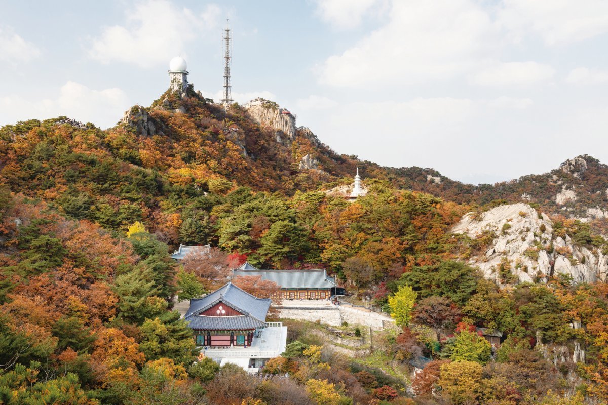 가을의 정취를 느낄 수 있는 관악산 연주암. 서울 도심등산관광센터(관악산)은 외국인이 관악산의 절경을 손쉽게 즐길 수 있도록 지원한다                                                                                                                                 사진제공｜서울관광재단