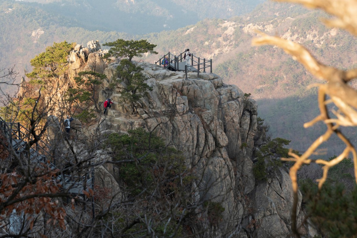 관악산은 높이에 비해 산세가 제법 험해 등산화와 같은 등산장비가 필요하다. 서울 도심등산관광센터(관악산)은 외국인 관광객에게 다양한 등산용품을 저렴한 비용으로 대여해 준다                                       사진제공｜서울관광재단