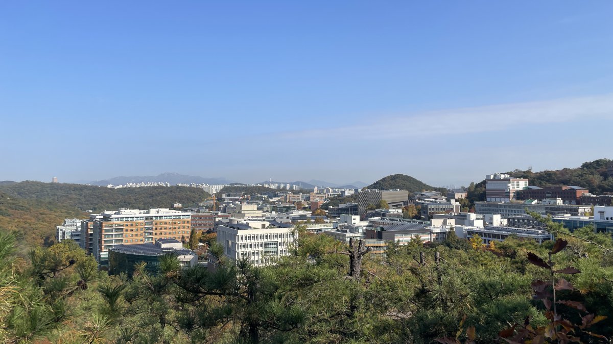 관악산에서 바라보는 서울의 전경. 도심등산관광센터는 이처럼 해외 다른 대도시에서는 경험하기기 어려운 등산관광을 손쉽게 즐길 수 있는 서울의 매력을 외국인 관광객에게 알리고 체험을 도와주는 곳이다                                     사진제공｜서울관광재단