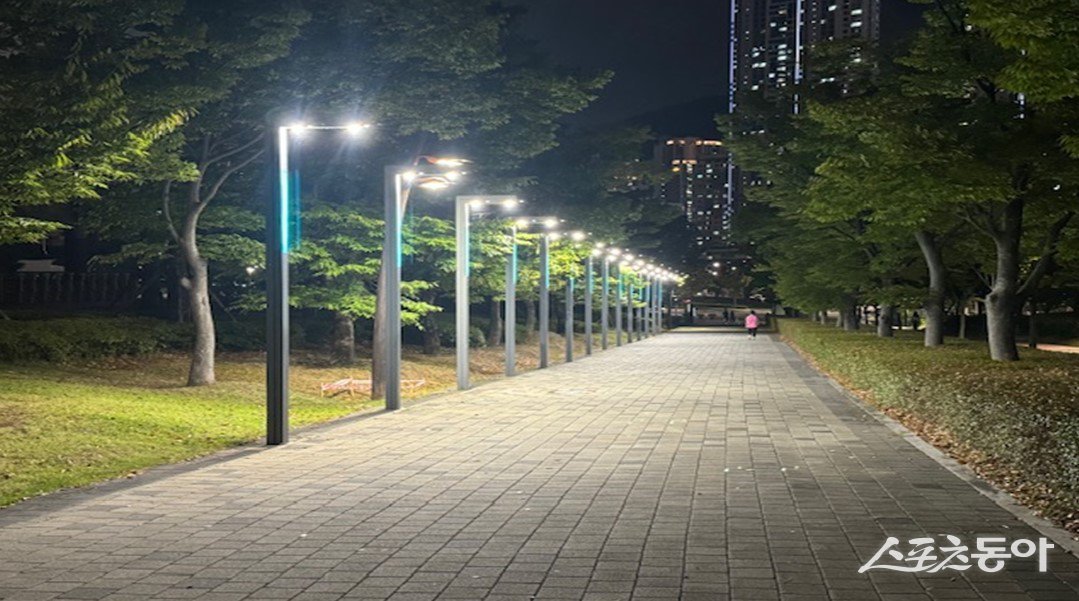 부산시민공원 보행로에 설치한 LED 가로등 전경. (사진제공=부산시설공단)