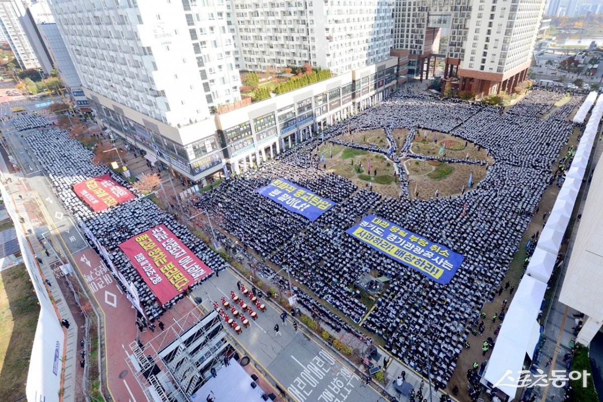 15일 정오 편파적인 종교탄압 규탄 결의대회가 열린 경기도청 앞 전경. (사진제공=신천지예수교회)