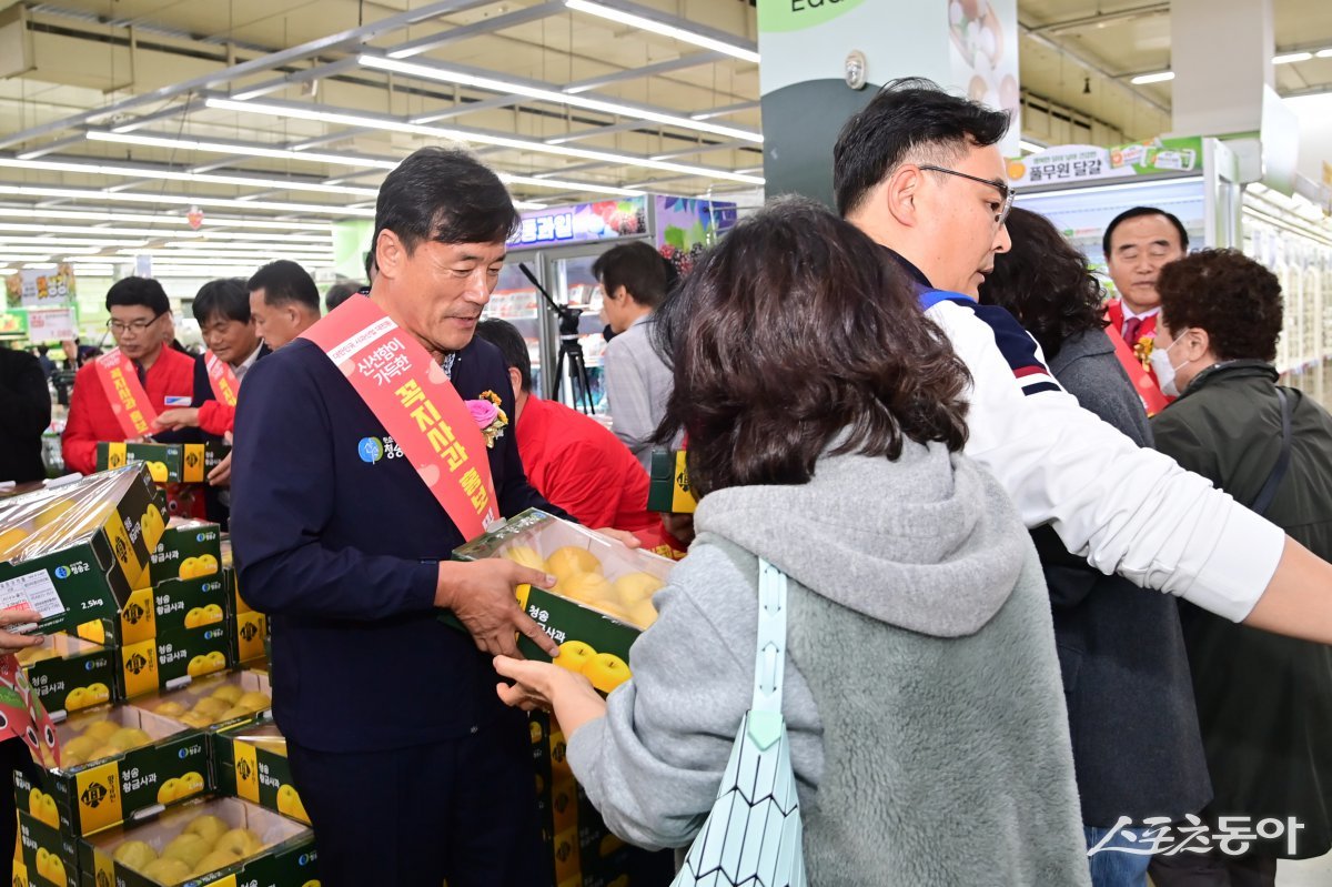 윤경희 청송군수가 15일 농협 하나로마트 양재점에서 꼭지달린 청송사과 홍보행사를 진행하고 있다./사진=청송군