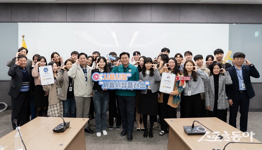 지난 15일, 임병택 시흥시장이 시흥시청 공식 유튜브 채널에 출연한 직원들과 함께 하고 있다. 사진제공｜시흥시청