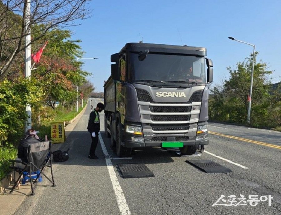 대전시가 도로 안전을 위해 과적차량에 대한 집중 단속을 실시한다(단속 모습). 사진제공｜대전시청