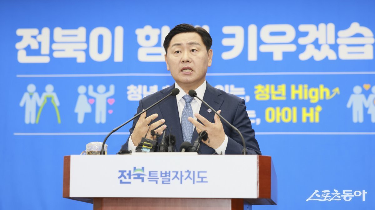 김관영 전북도지사가 18일 도청 브리핑룸에서 저출생 대책 기자회견 브리핑을 하고 있다. 사진제공=전북도