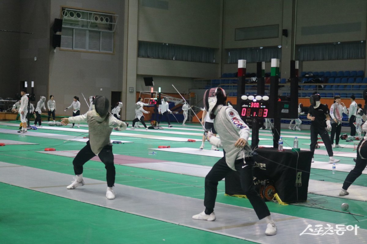 제21회 한국중고펜싱연맹 선수권대회에 참여한 선수들. 사진제공=강진군