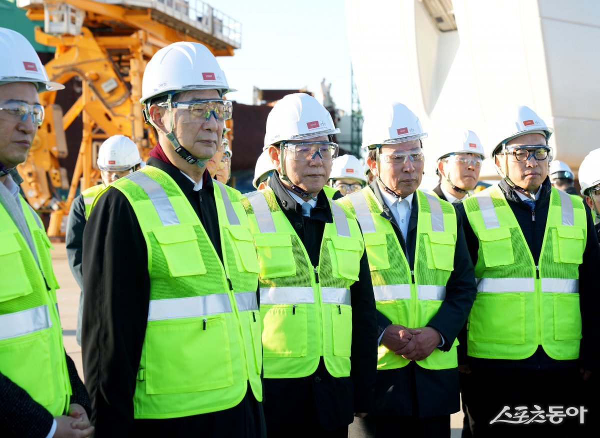 김영록 전라남도지사가 지난 18일 목포 신항만 해상풍력 배후부지를 방문한 한덕수 국무총리 등 관계자들과 시설을 둘러보고 있는 모습. 사진제공=전남도