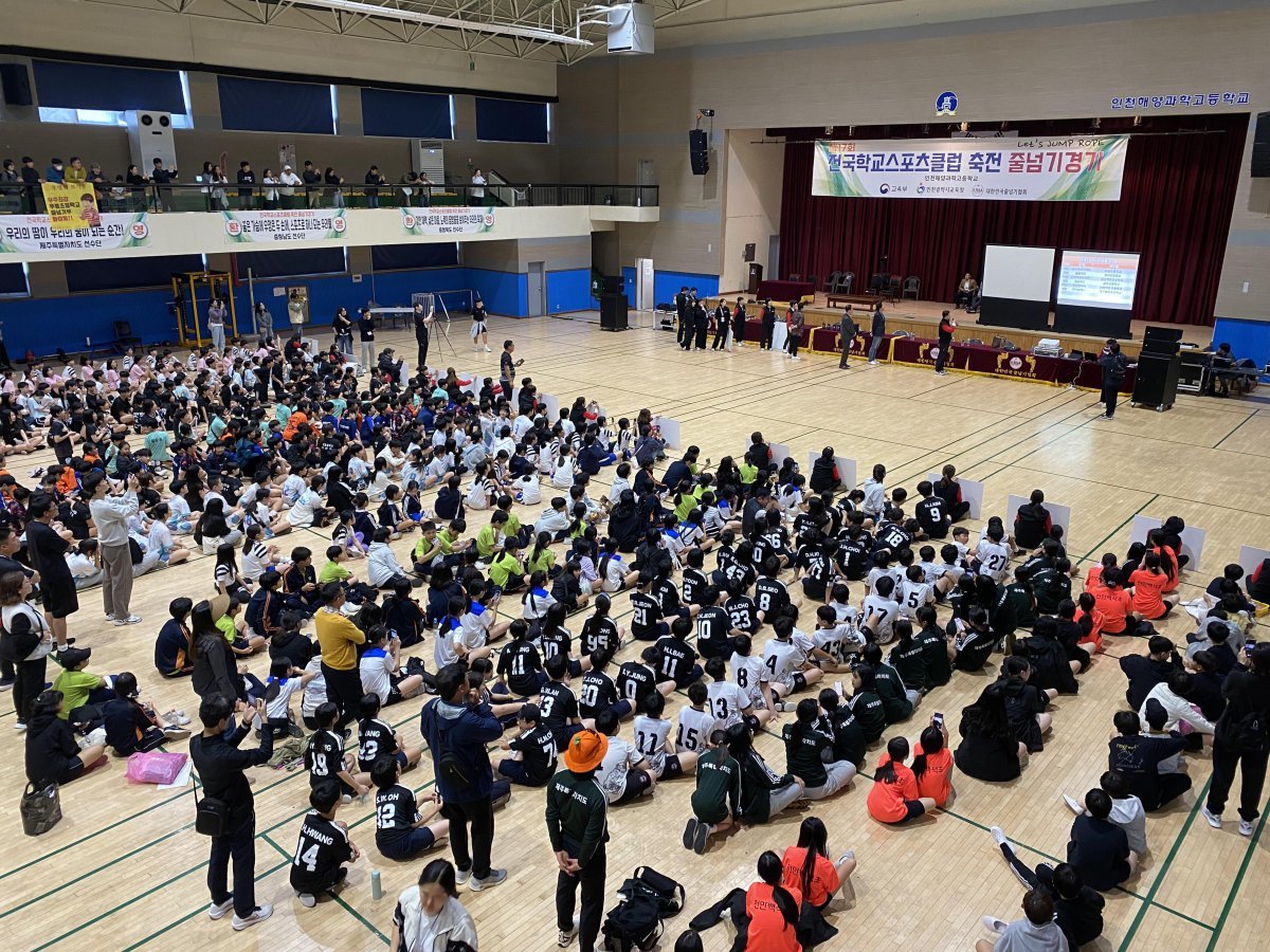 지난 3일 인천해양과학고에서 열린 제17회 전국학교스포츠클럽축전 줄넘기대회에 참가한 선수들이 시상식을 기다리고 있다. 이번 대회에는 전국 초등학교 25개교가 참가했다. 사진 ㅣ김장희