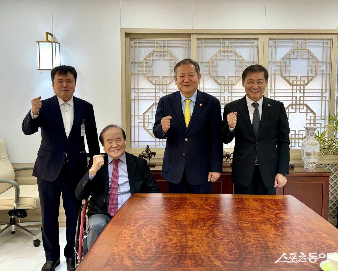 전춘성 진안군수가 지난 18일 이상민 행정안전부 장관을 만나 군의 현안 사업을 설명하고 특별교부세 지원을 요청했다. 사진제공=진안군