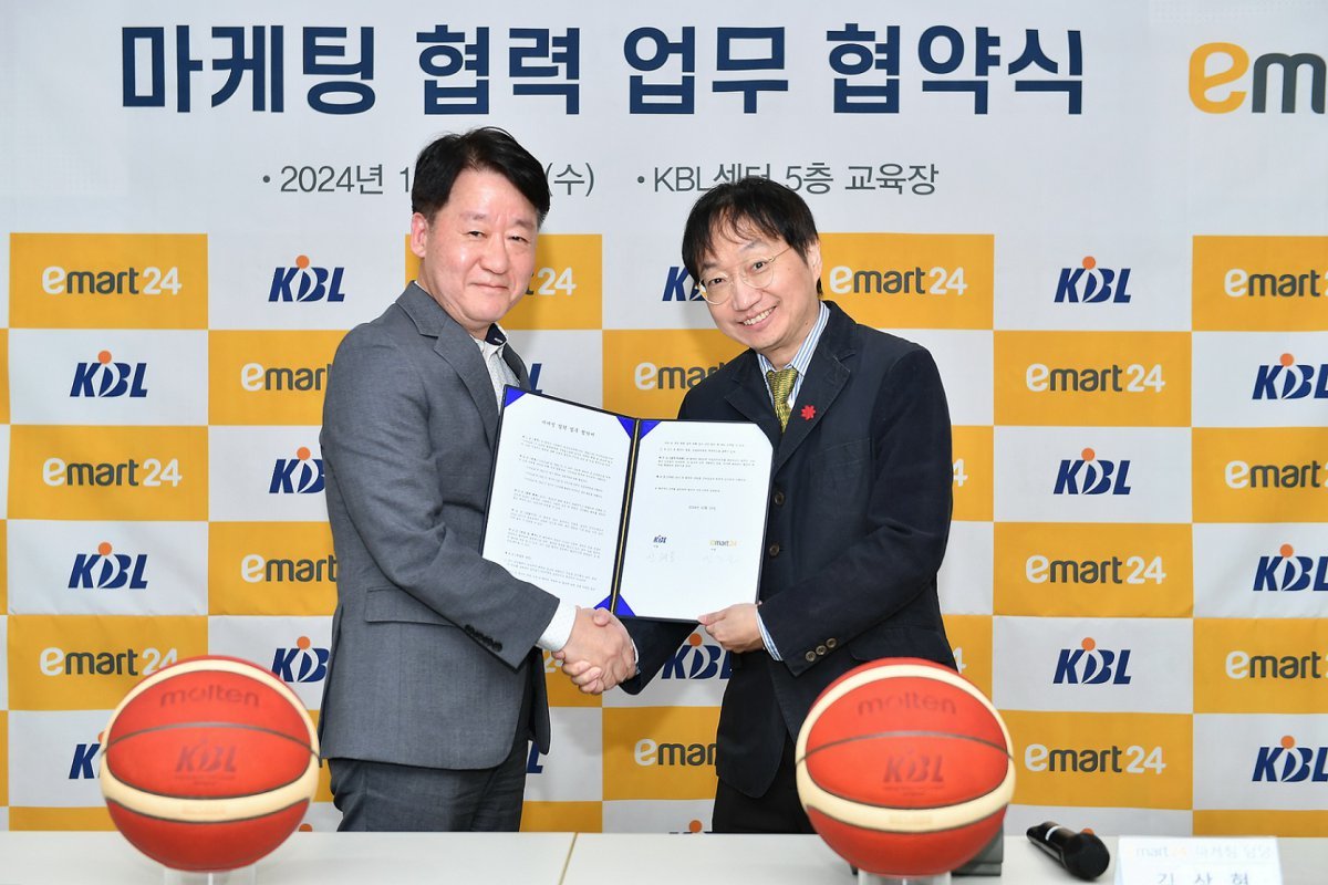 김상현 이마트24 마케팅담당(오른쪽)과 신해용 KBL 사무총장. 사진제공｜이마트24