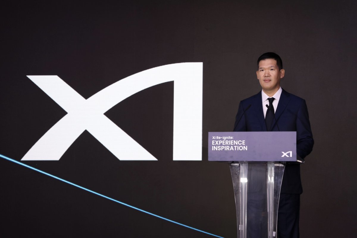 GS건설 허윤홍 대표가  ‘자이 리이그나이트(Xi Re-ignite)’ 행사에서 새로운 자이(Xi) BI와 로고의 의미를 설명하고 있다.  사진제공 | GS건설