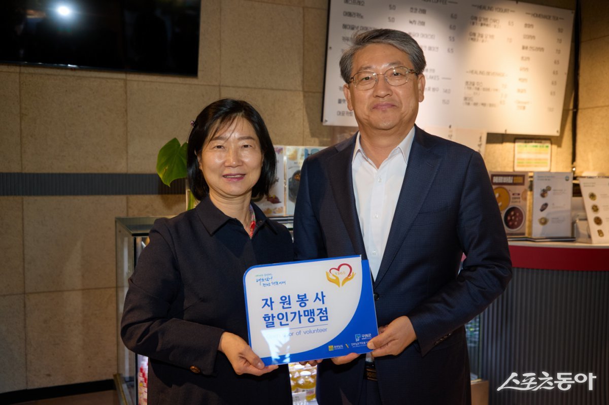 김순호 구례군수가 지난 18일 관내 우수 자원봉사자 할인가맹점을 방문해 현판을 전달한 모습. 사진제공=구례군