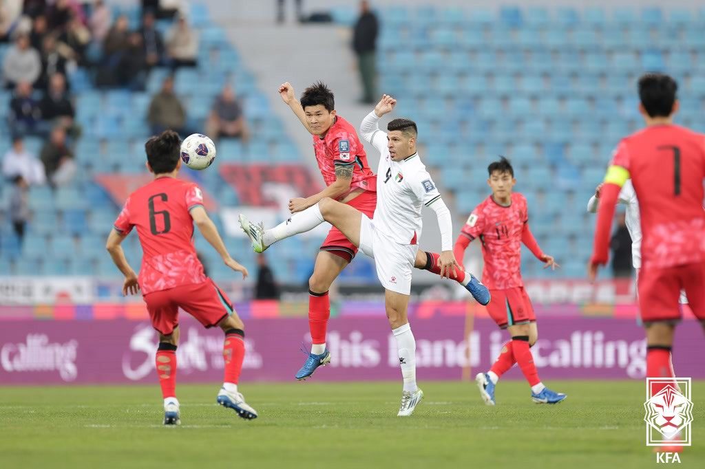 축구대표팀 중앙수비수 김민재(가운데)가 20일(한국시간) 요르단 암만 인터내셔널 스타디움에서 끝난 팔레스타인과 2026북중미월드컵 아시아 최종예선 B조 6차전 원정경기 도중 상대 공격수와 볼을 다투고 있다. 사진제공｜대한축구협회