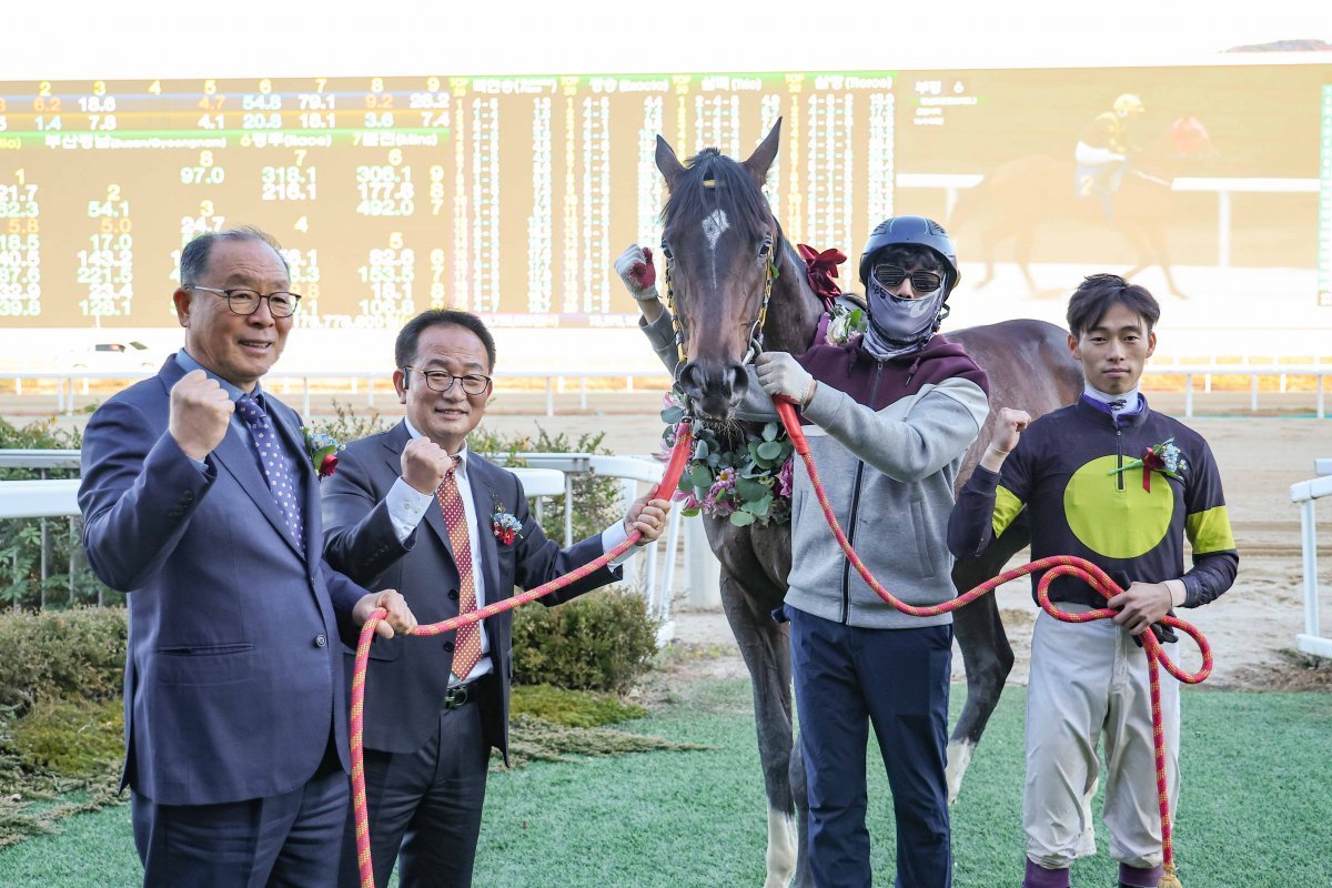 렛츠런파크 서울에서 17일 열린 과천시장배에서 우승한 원평스톰과 경주마 관계자들        사진제공｜한국마사회