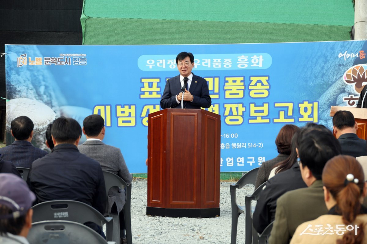 김성 장흥군수가 지난 19일 전국 자치단체 최초로 자체 개발한 표고버섯 신품종인 흥화1·2호의 시범재배 성과에 대해 현장보고회를 진행하고 있는 모습. 사진제공=장흥군