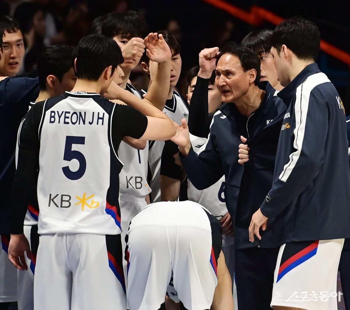 21일 고양소노아레나에서 열린 ‘2025 국제농구연맹(FIBA) 아시아컵’ 예선 3차전 한국과 인도네시아의 경기에서 대표팀 안준호 감독(오른쪽)이 선수들에게 작전 지시를 하고 있다. 고양 ｜ 주현희 기자 teth1147@donga.com