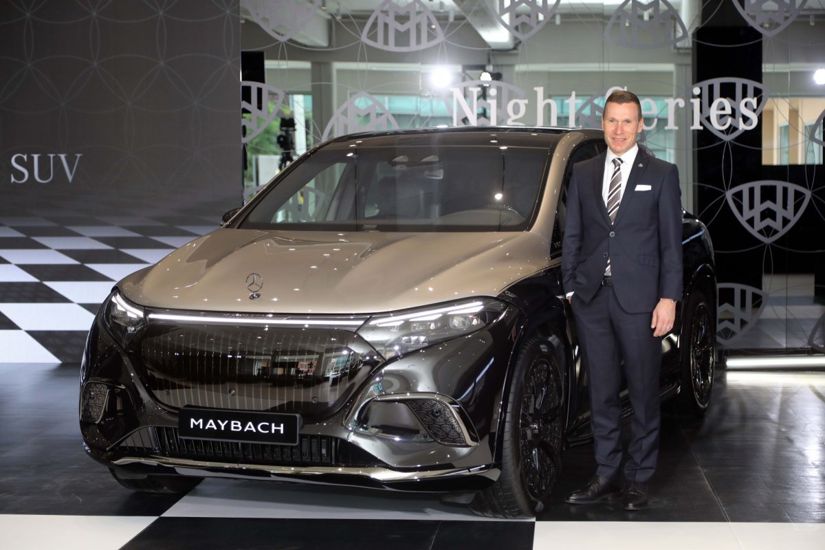 마티아스 바이틀 메르세데스-벤츠 코리아 대표가 메르세데스-마이바흐 EQS 680 SUV 나이트 시리즈 옆에서 기념촬영을 하고 있다. 사진제공 |메르세데스-벤츠 코리아