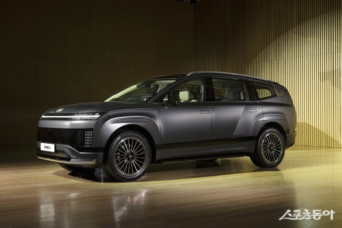 아이오닉 9은 공력의 미학을 담은 ‘에어로스테틱’ 디자인을 적용해 매력을 더했고, 110.3kWh 배터리 탑재로 전 모델 1회 충전 주행 가능거리 500km 이상 달성했다. 사진제공 ｜현대차